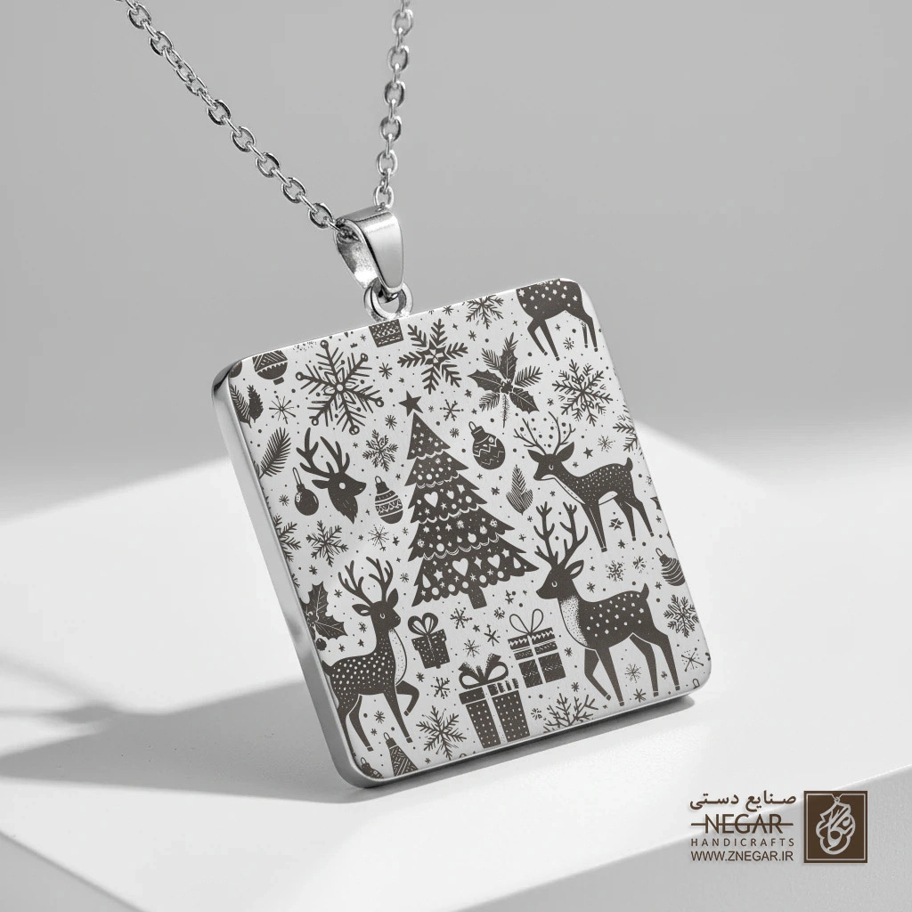 گردنبند طرح کاج کریسمس و ستاره‌ها (حکاکی لیزری فایبر، مدل قاب مربع) کد 500649