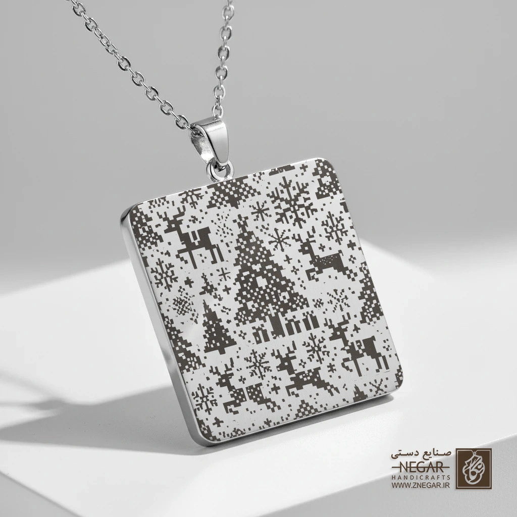 گردنبند طرح پترن برفی و گوزن شمالی (حکاکی لیزری فایبر، مدل قاب مربع) کد 500651