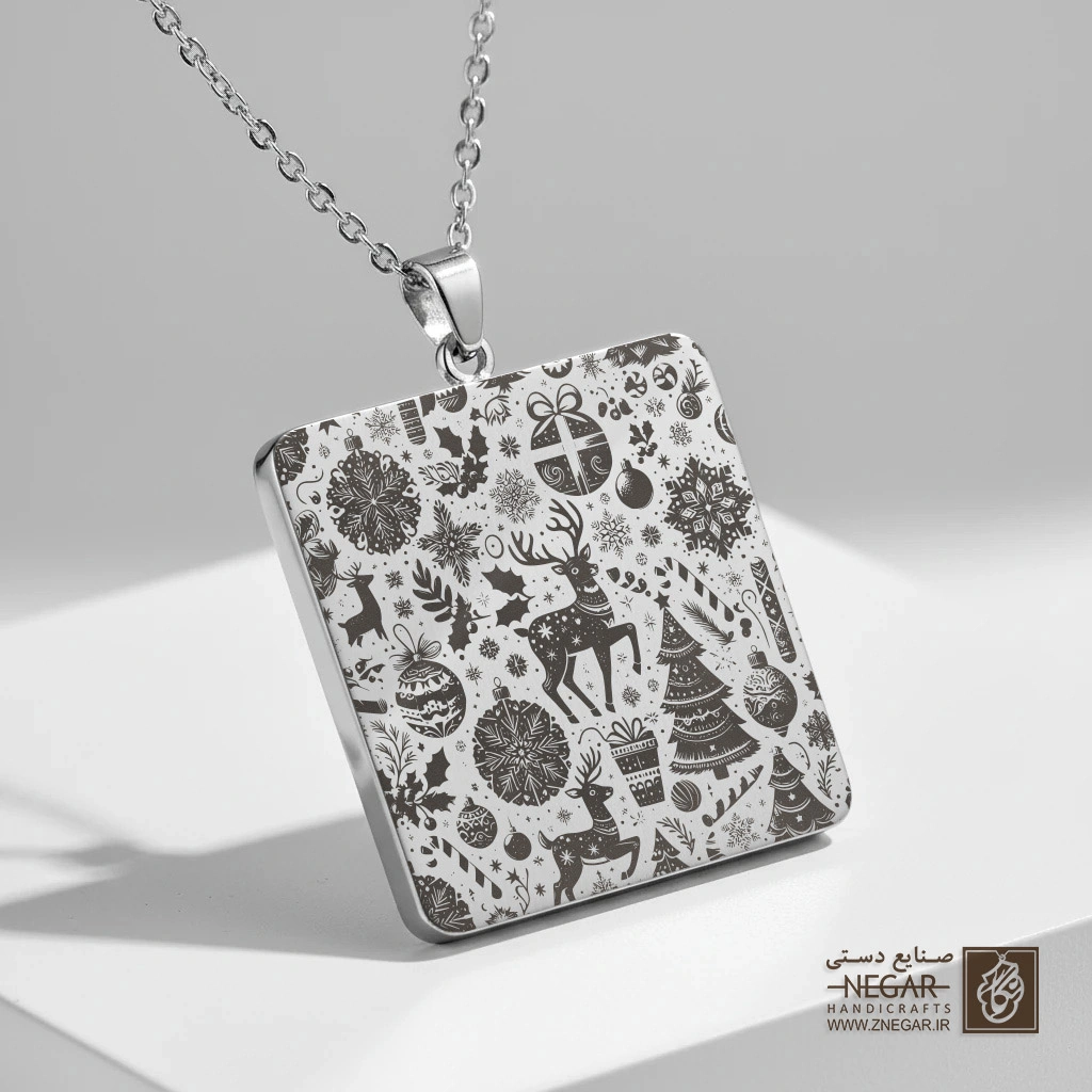 گردنبند طرح گوزن و پترن ستاره‌ای (حکاکی لیزری فایبر، مدل قاب مربع) کد 500655