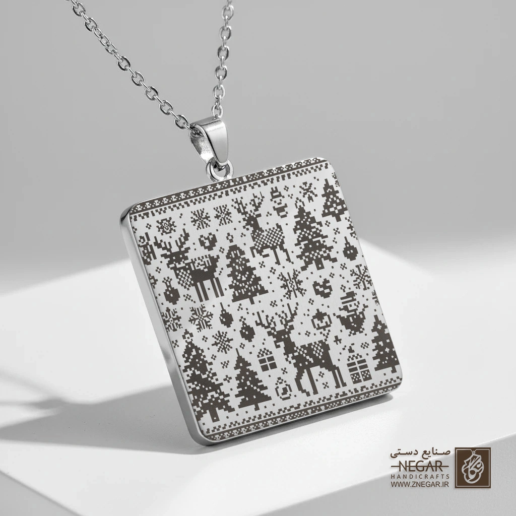 گردنبند طرح پترن گوزن و کاج (حکاکی لیزری فایبر، مدل قاب مربع) کد 500657