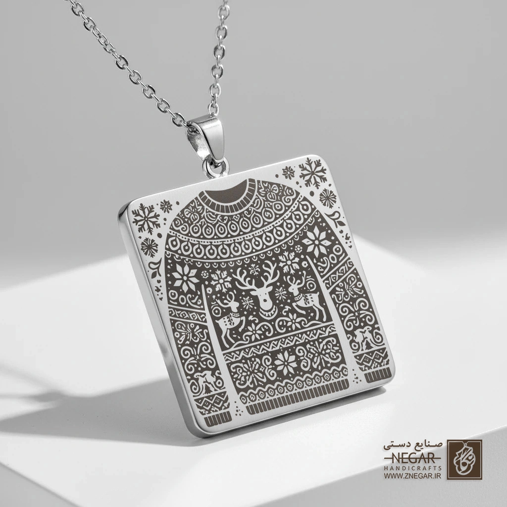 گردنبند طرح پترن بافتنی کریسمس (حکاکی لیزری فایبر، مدل قاب مربع) کد 500681