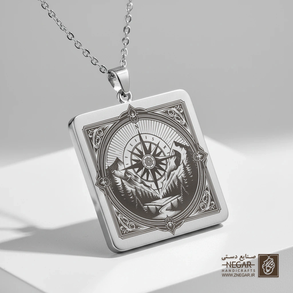 گردنبند طرح قطب‌نمای کلاسیک (وینتیج) (حکاکی لیزری فایبر، مدل قاب مربع) کد 500724