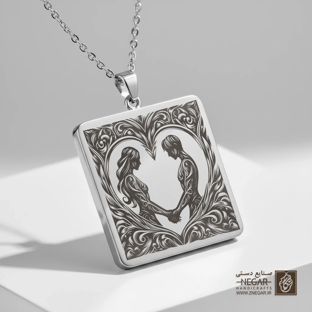گردنبند طرح بوسه عاشقانه در قلب (حکاکی لیزری فایبر، مدل قاب مربع) کد 500740