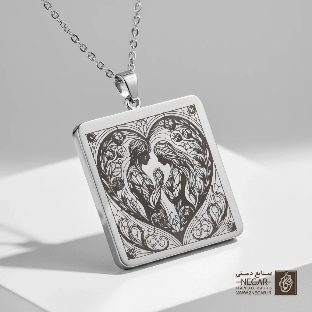 گردنبند طرح آغوش عاشقانه در قلب (حکاکی لیزری فایبر، مدل قاب مربع) کد 500744