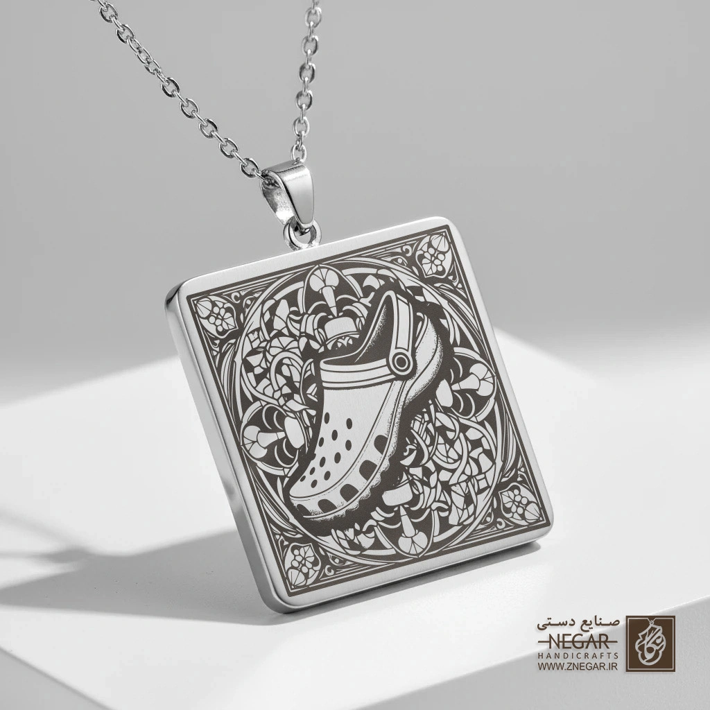 گردنبند طرح پترن کفش کراکس و گل (حکاکی لیزری فایبر، مدل قاب مربع) کد 500754