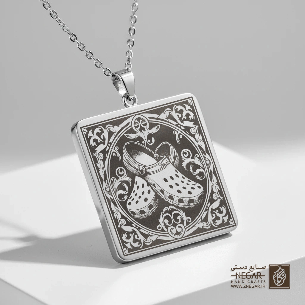 گردنبند طرح جفت کفش کراکس فانتزی (حکاکی لیزری فایبر، مدل قاب مربع) کد 500756