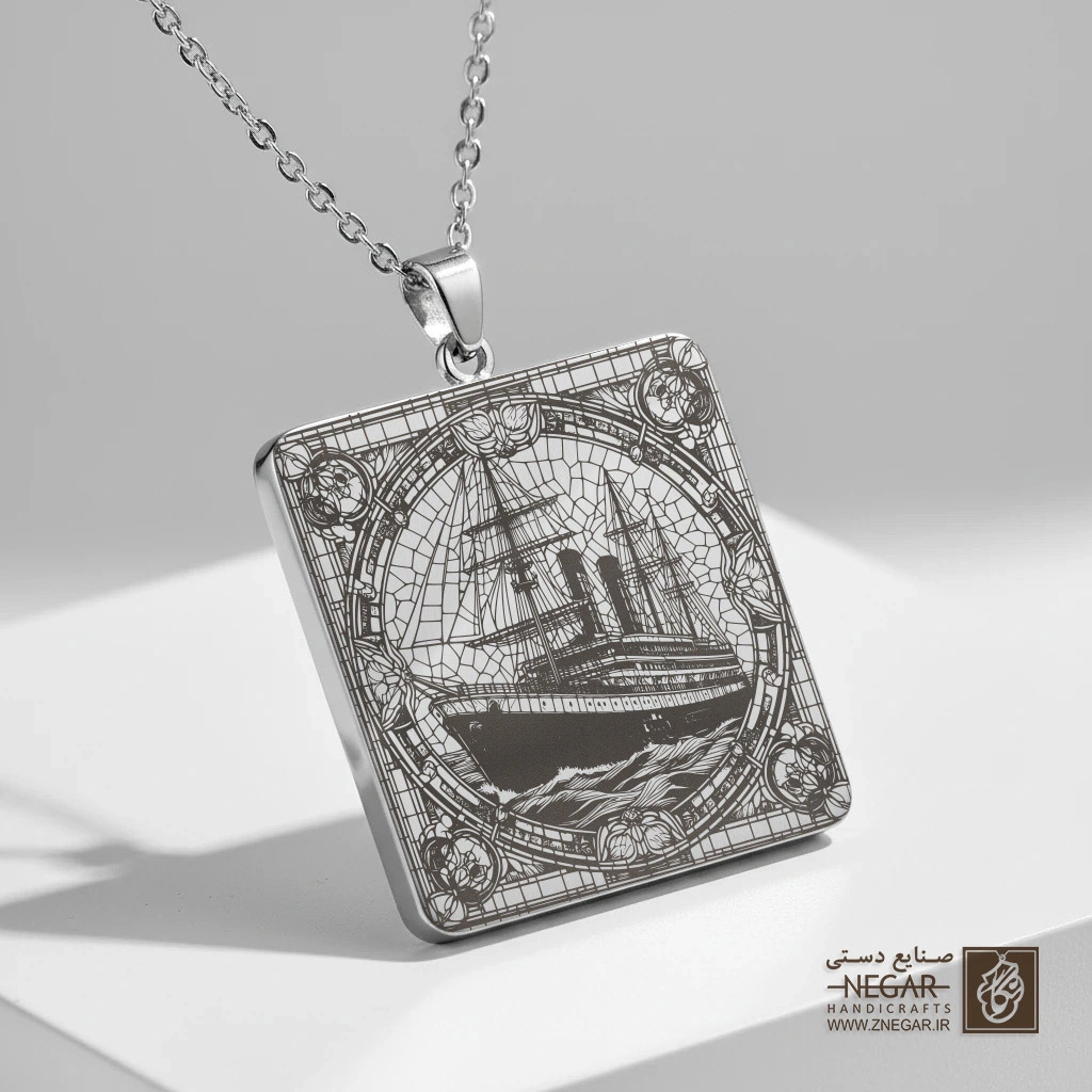 گردنبند طرح کشتی جنگی قدیمی (Galleon) (حکاکی لیزری فایبر، مدل قاب مربع) کد 500787