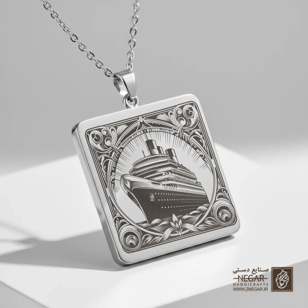 گردنبند طرح کشتی تفریحی مدرن در کادر (حکاکی لیزری فایبر، مدل قاب مربع) کد 500789