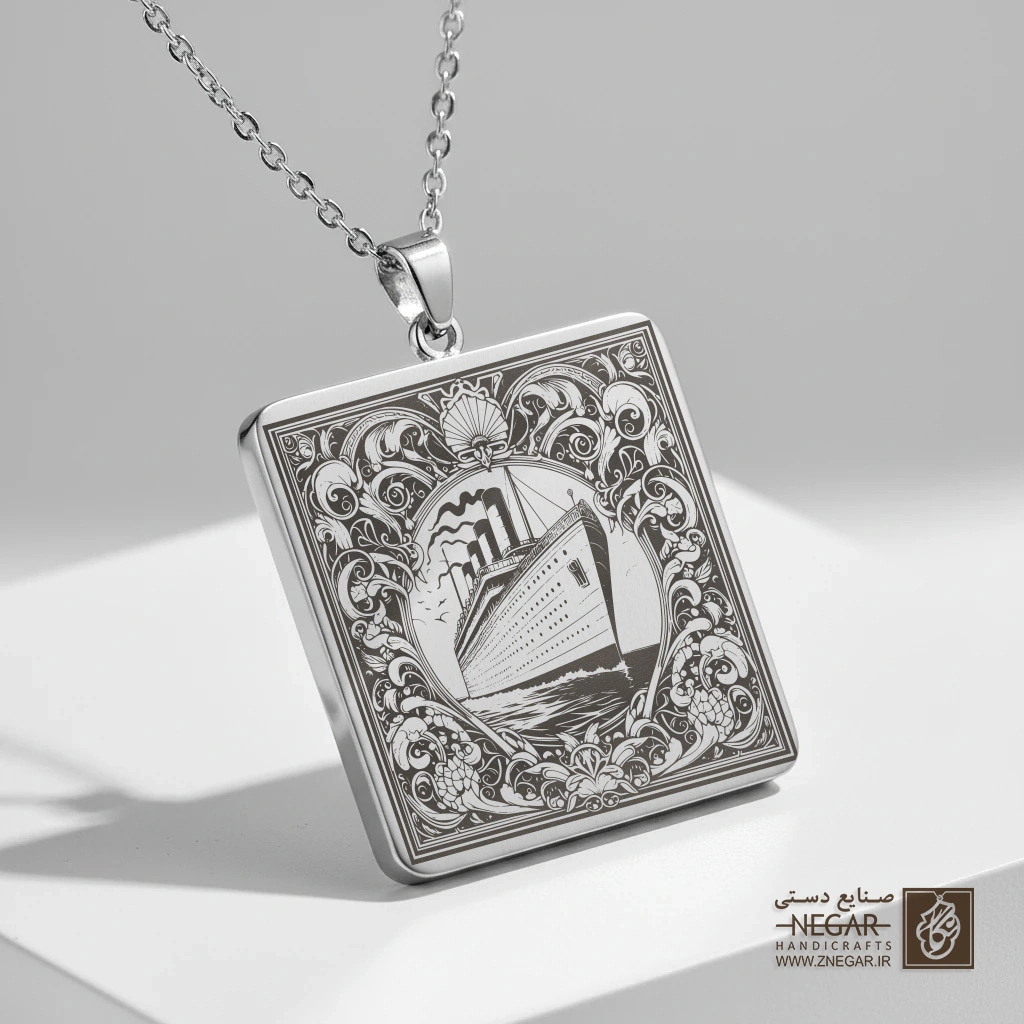 گردنبند طرح کشتی بادبانی مینیاتوری (حکاکی لیزری فایبر، مدل قاب مربع) کد 500790