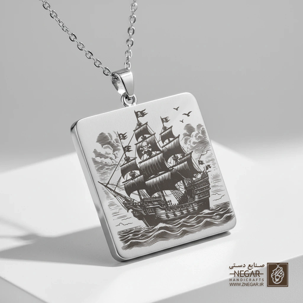 گردنبند طرح کشتی لاینر رئال (حکاکی لیزری فایبر، مدل قاب مربع) کد 500794