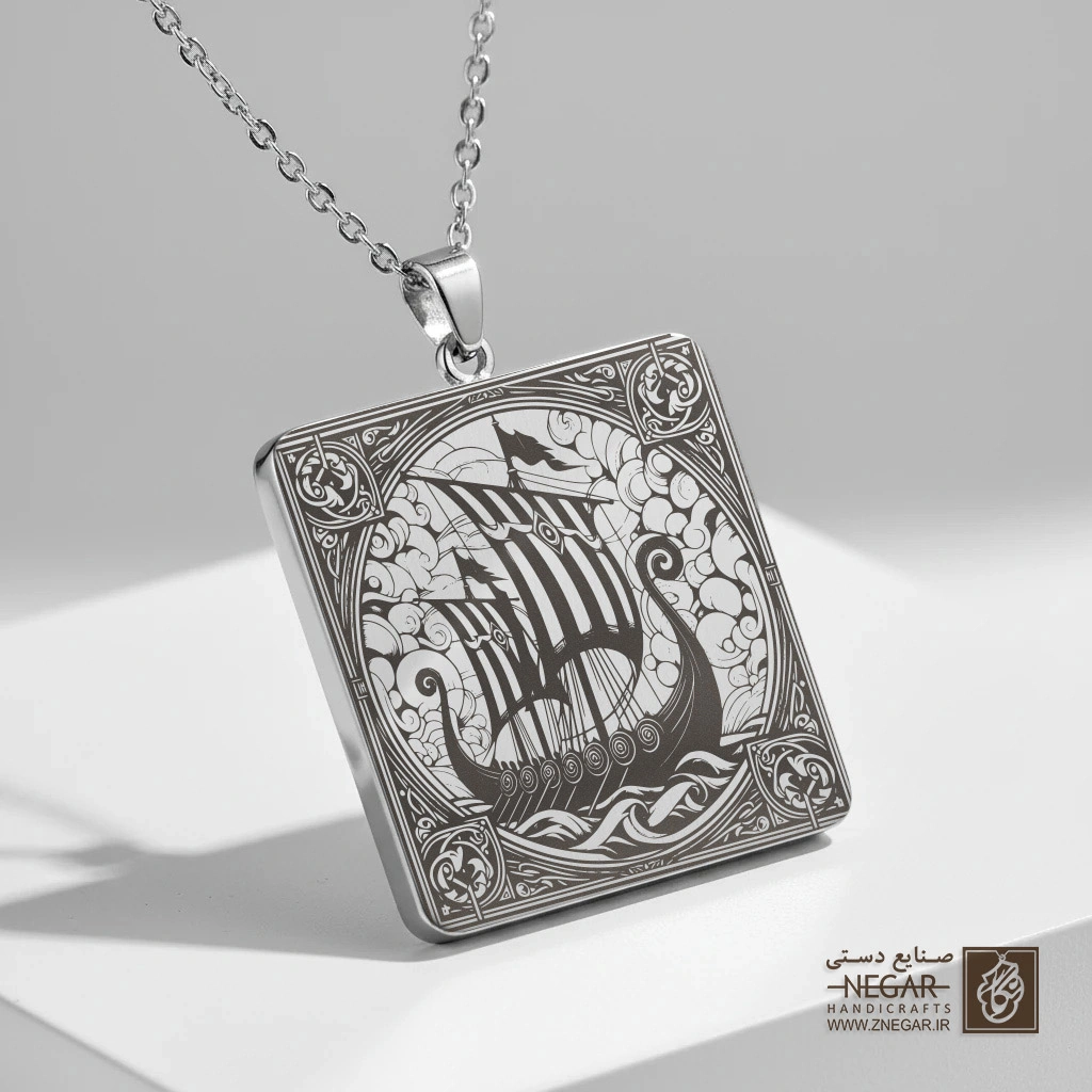 گردنبند طرح قایق وایکینگی در مه (حکاکی لیزری فایبر، مدل قاب مربع) کد 500808