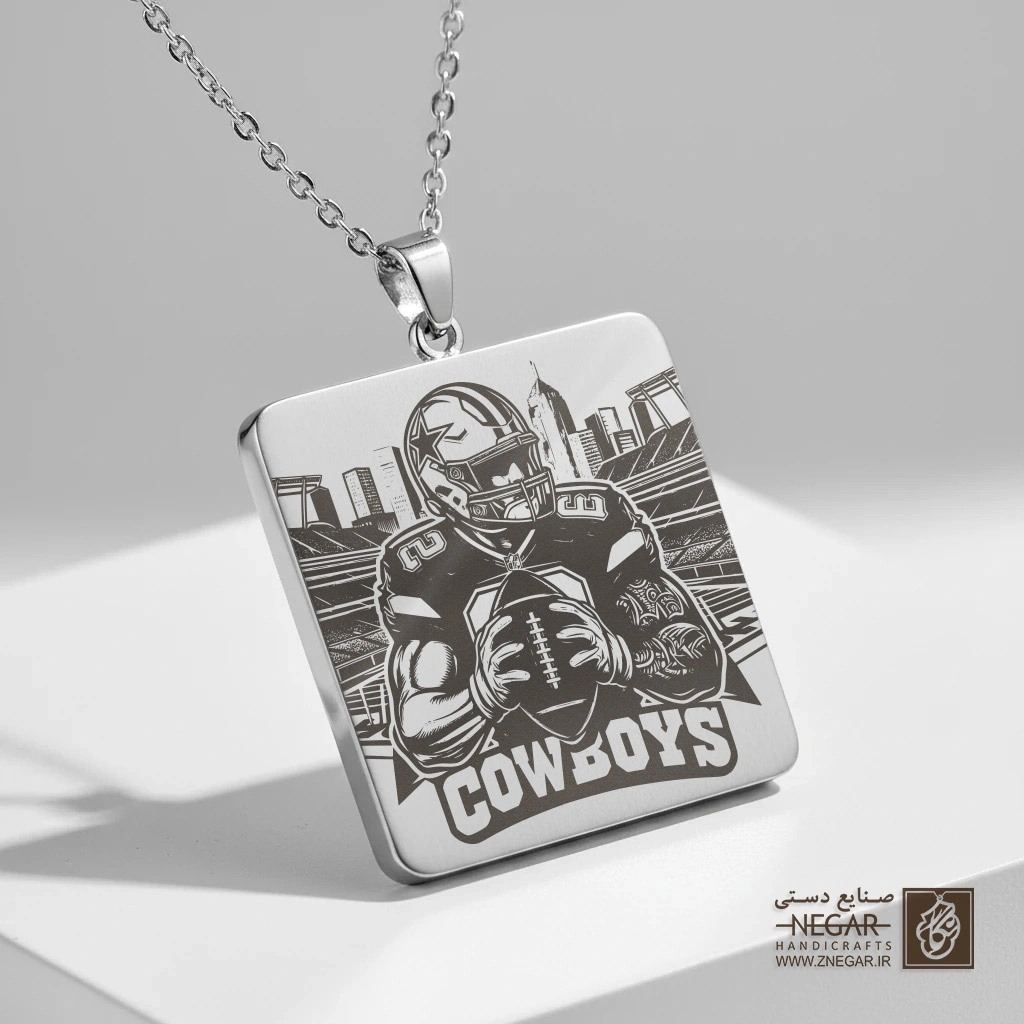 گردنبند طرح دالاس کاوبویز (Dallas Cowboys) (حکاکی لیزری فایبر، مدل قاب مربع) کد 500863