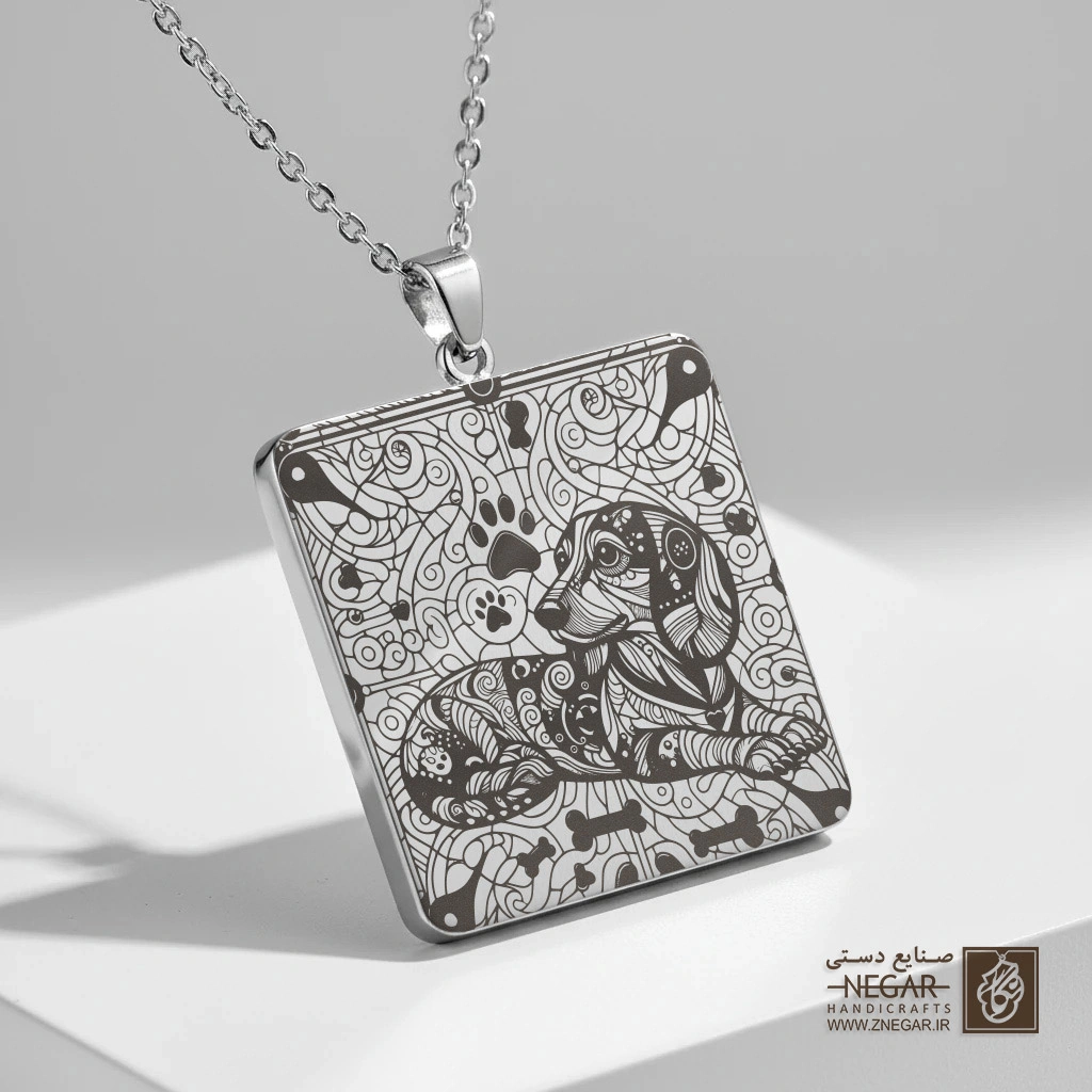 گردنبند طرح سگ داشهوند نشسته (حکاکی لیزری فایبر، مدل قاب مربع) کد 500873