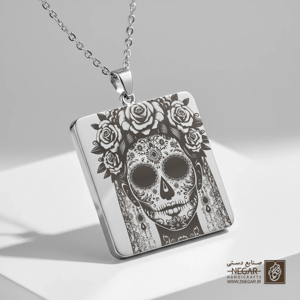 گردنبند طرح اسکلت مکزیکی (Sugar Skull) (حکاکی لیزری فایبر، مدل قاب مربع) کد 500876