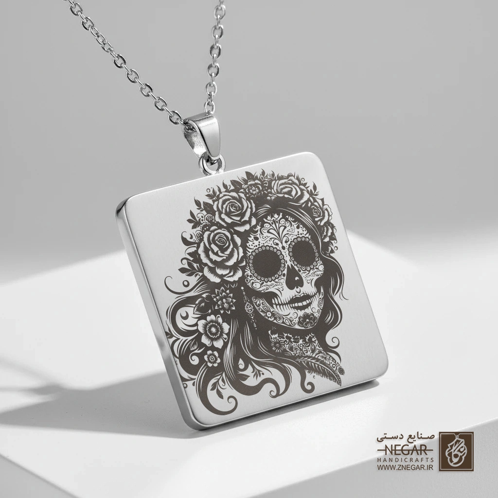 گردنبند طرح اسکلت زن و رز (حکاکی لیزری فایبر، مدل قاب مربع) کد 500877