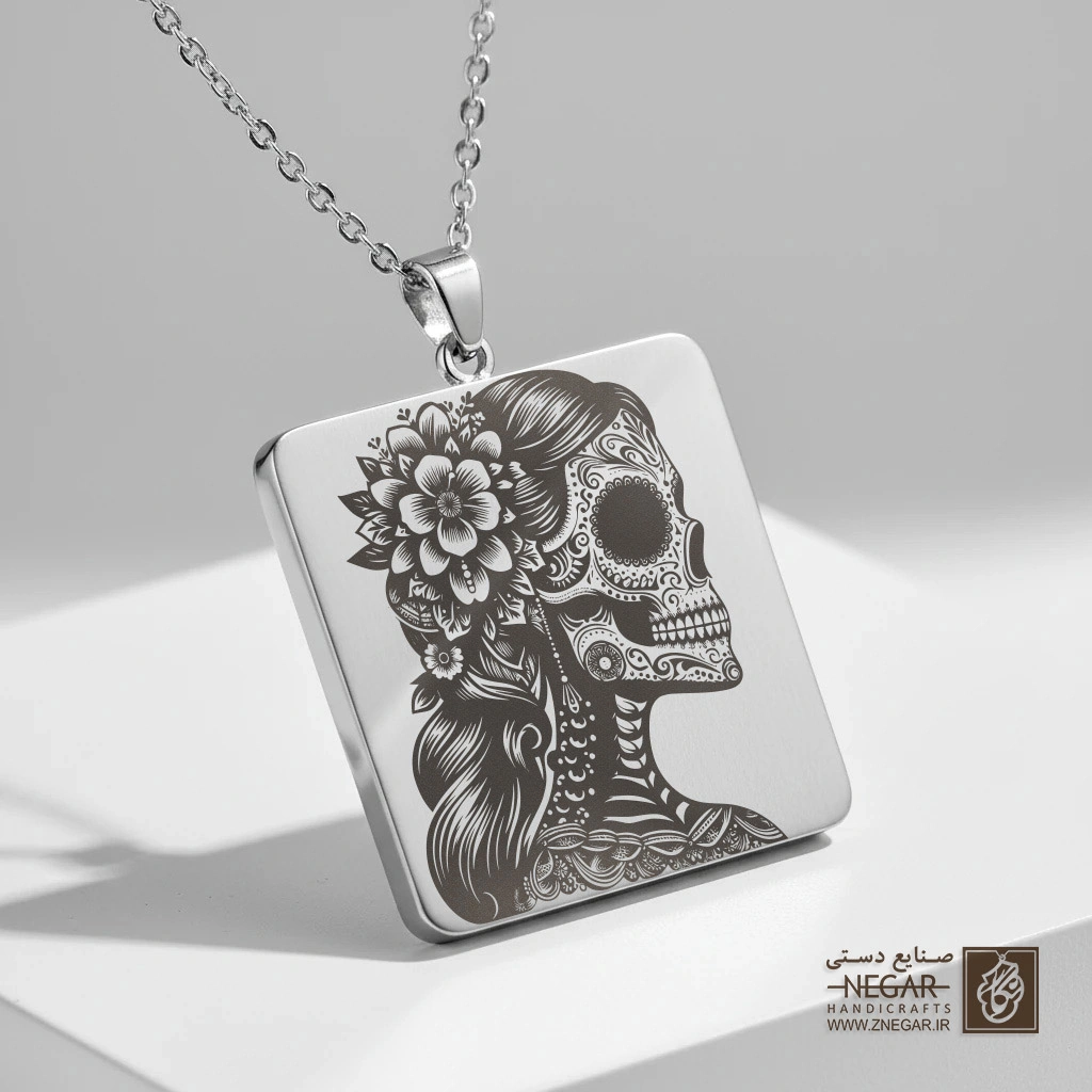 گردنبند طرح نیم‌رخ اسکلت تزیینی (حکاکی لیزری فایبر، مدل قاب مربع) کد 500878