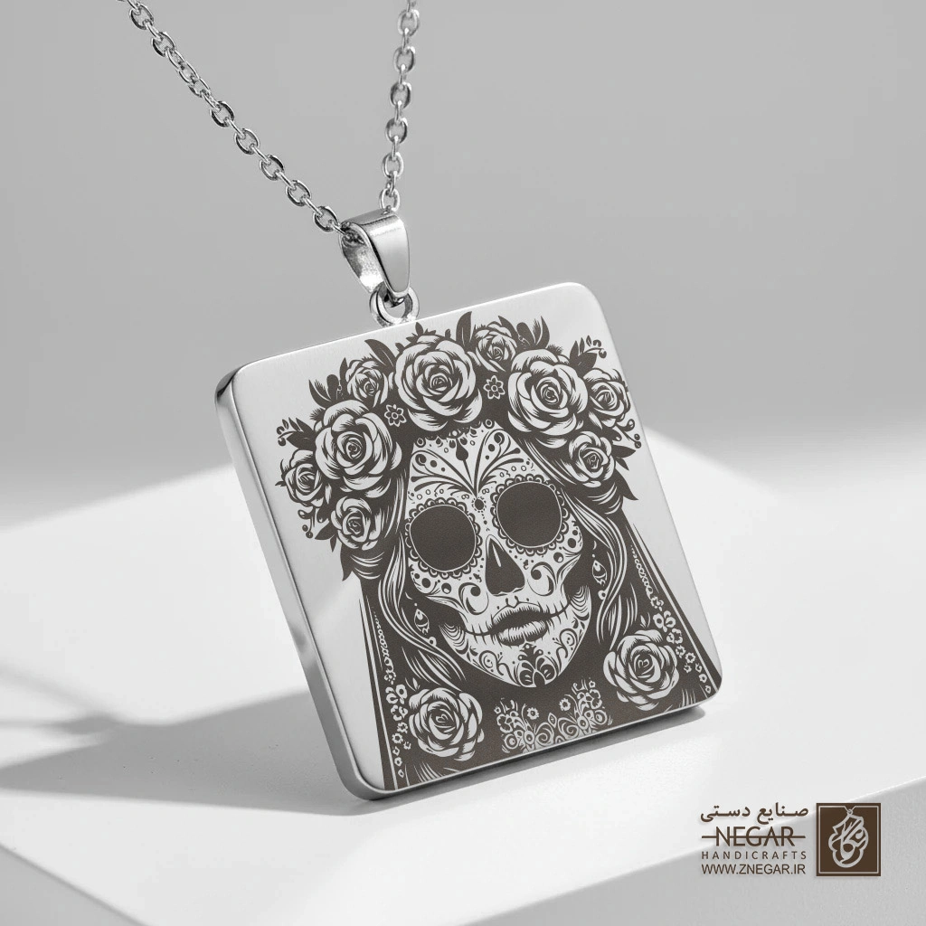 گردنبند طرح ملکه اسکلت‌ها (حکاکی لیزری فایبر، مدل قاب مربع) کد 500879