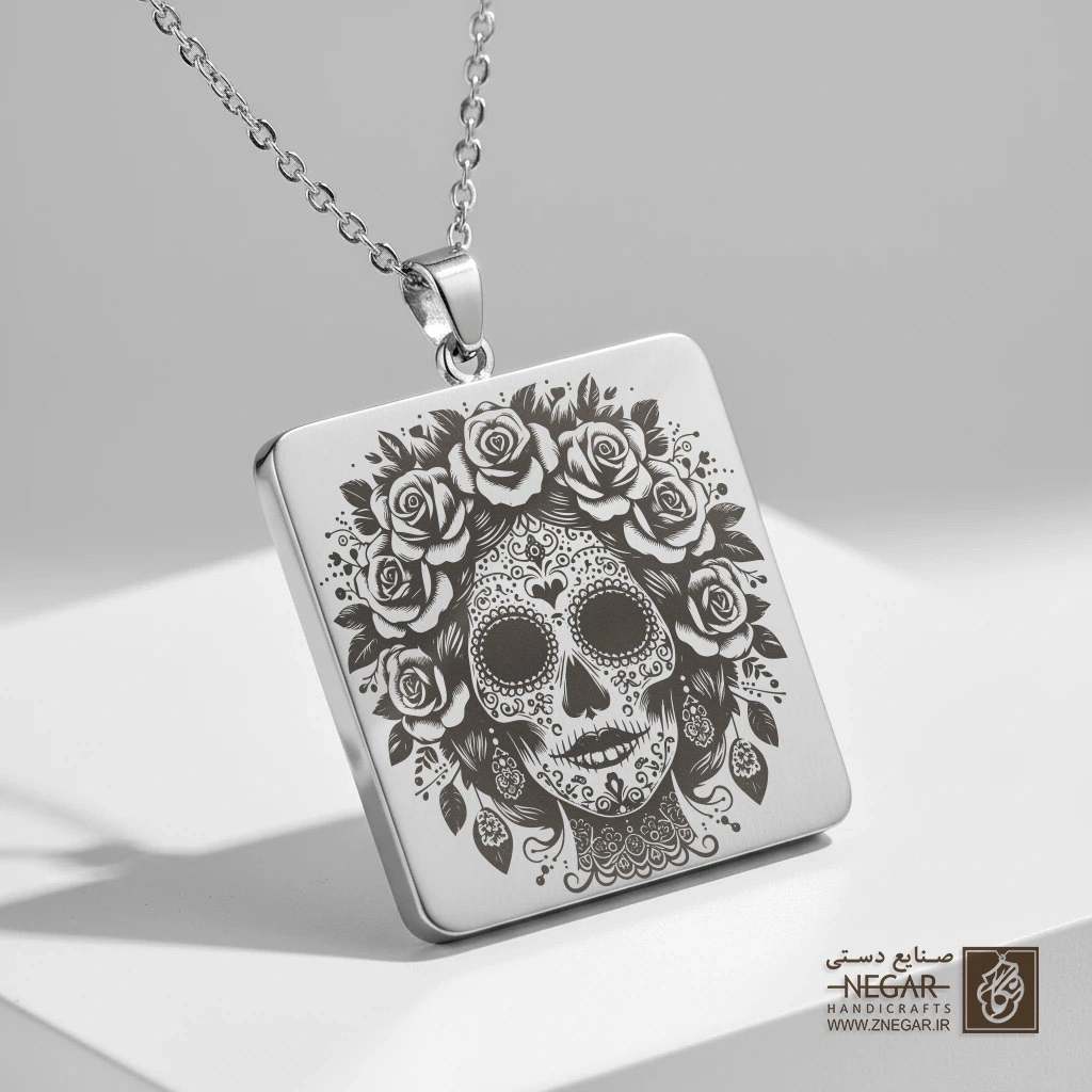 گردنبند طرح پرتره اسکلت با گل رز (حکاکی لیزری فایبر، مدل قاب مربع) کد 500882