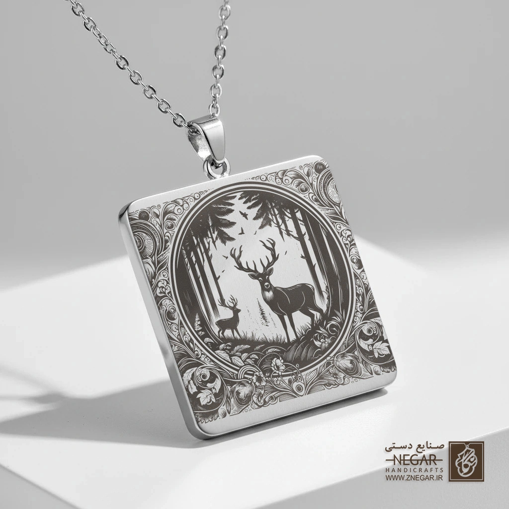 گردنبند طرح گوزن در قاب دایره‌ای جنگل (حکاکی لیزری فایبر، مدل قاب مربع) کد 500909