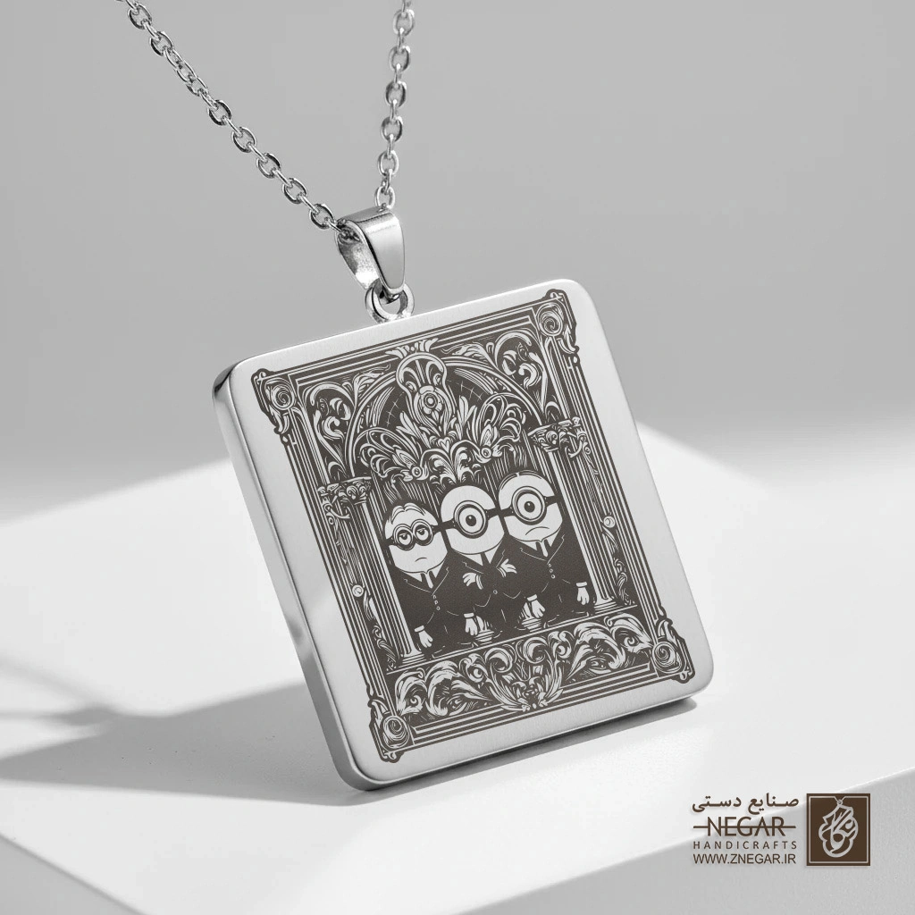 گردنبند طرح سه مینیون ایستاده (حکاکی لیزری فایبر، مدل قاب مربع) کد 500940