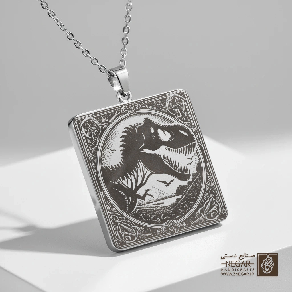 گردنبند طرح چهره دایناسور خشمگین (حکاکی لیزری فایبر، مدل قاب مربع) کد 500958