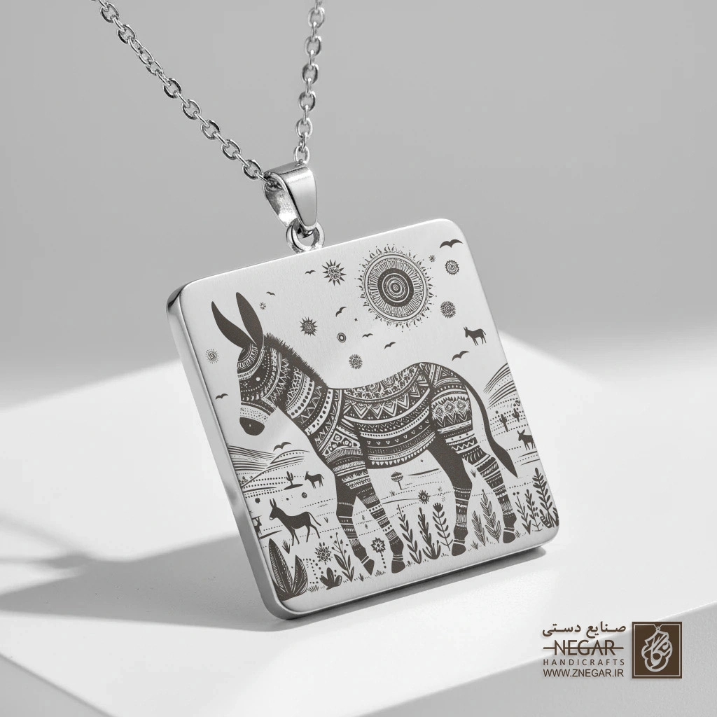 گردنبند طرح الاغ با پوشش طرح‌دار (حکاکی لیزری فایبر، مدل قاب مربع) کد 501007