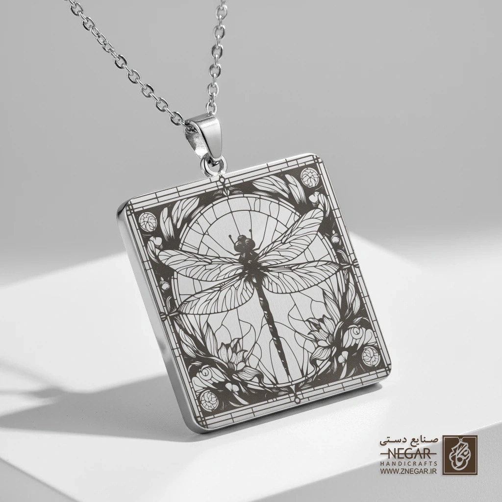 گردنبند طرح سنجاقک (Dragonfly) در قاب (حکاکی لیزری فایبر، مدل قاب مربع) کد 501043