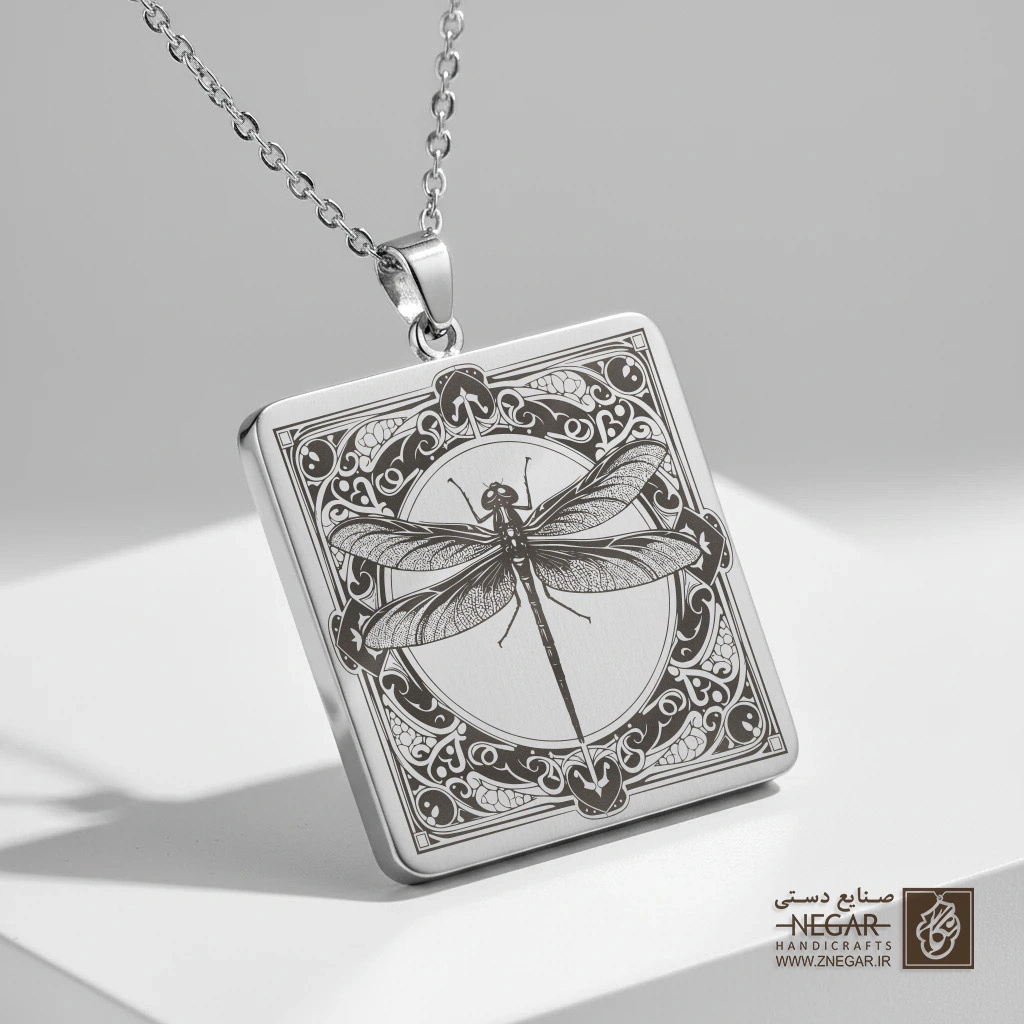گردنبند طرح سنجاقک هندسی (حکاکی لیزری فایبر، مدل قاب مربع) کد 501044