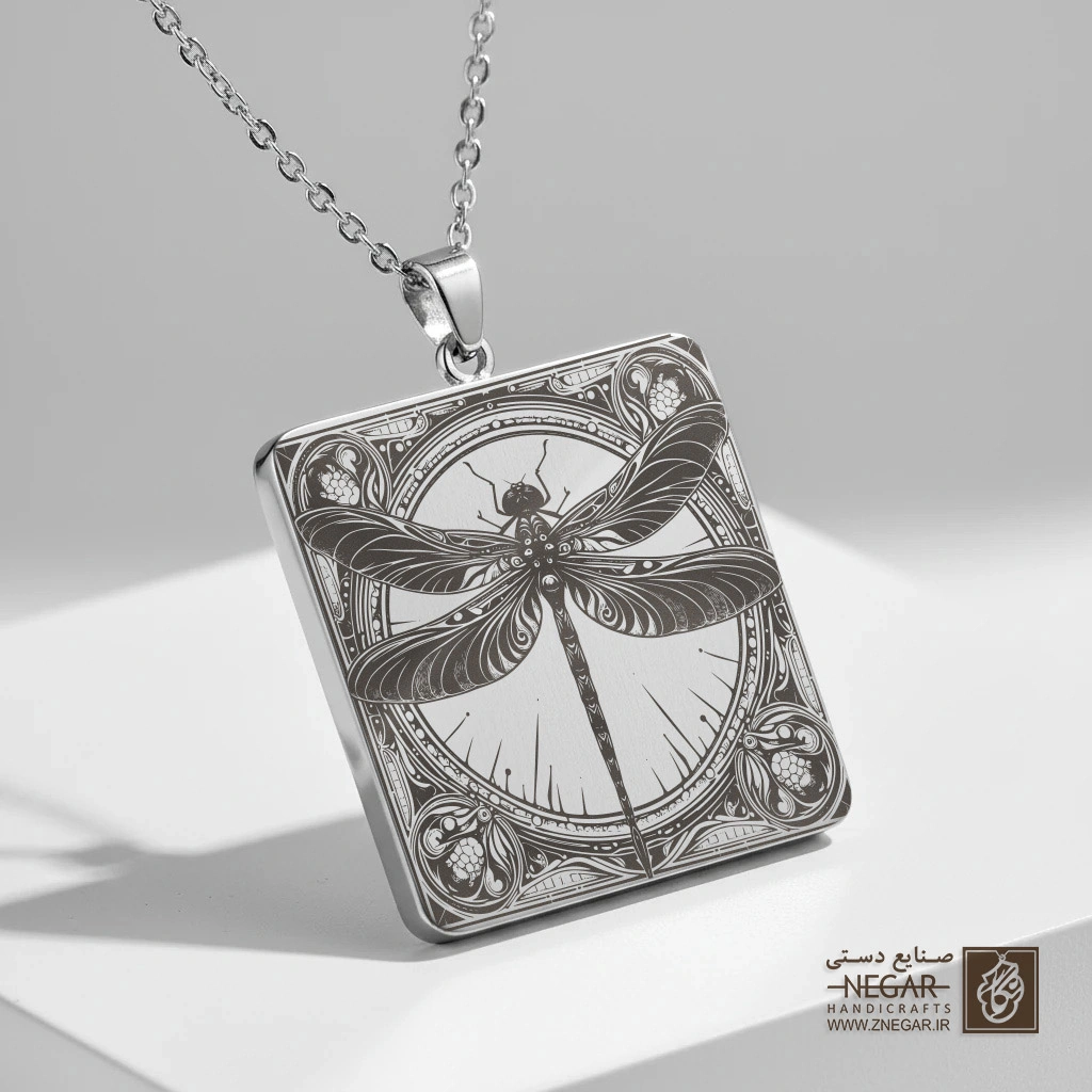 گردنبند طرح سنجاقک بال‌گشوده (حکاکی لیزری فایبر، مدل قاب مربع) کد 501049