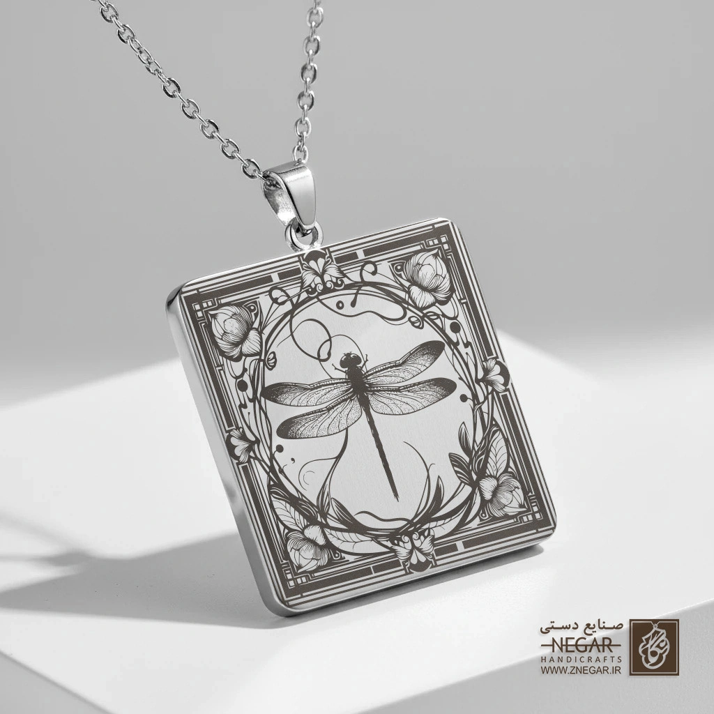 گردنبند طرح سنجاقک در قاب بیضی (حکاکی لیزری فایبر، مدل قاب مربع) کد 501050