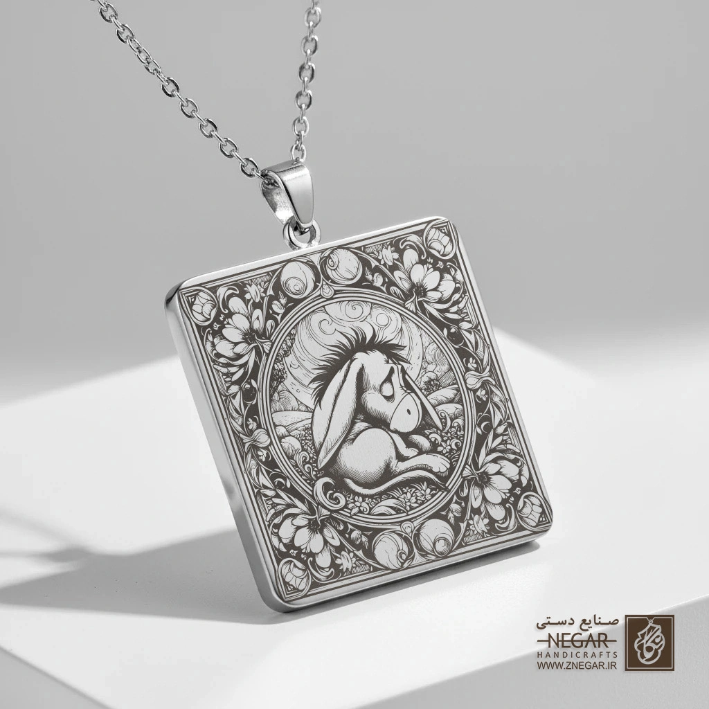 گردنبند طرح خوابیدن ایور (حکاکی لیزری فایبر، مدل قاب مربع) کد 501080