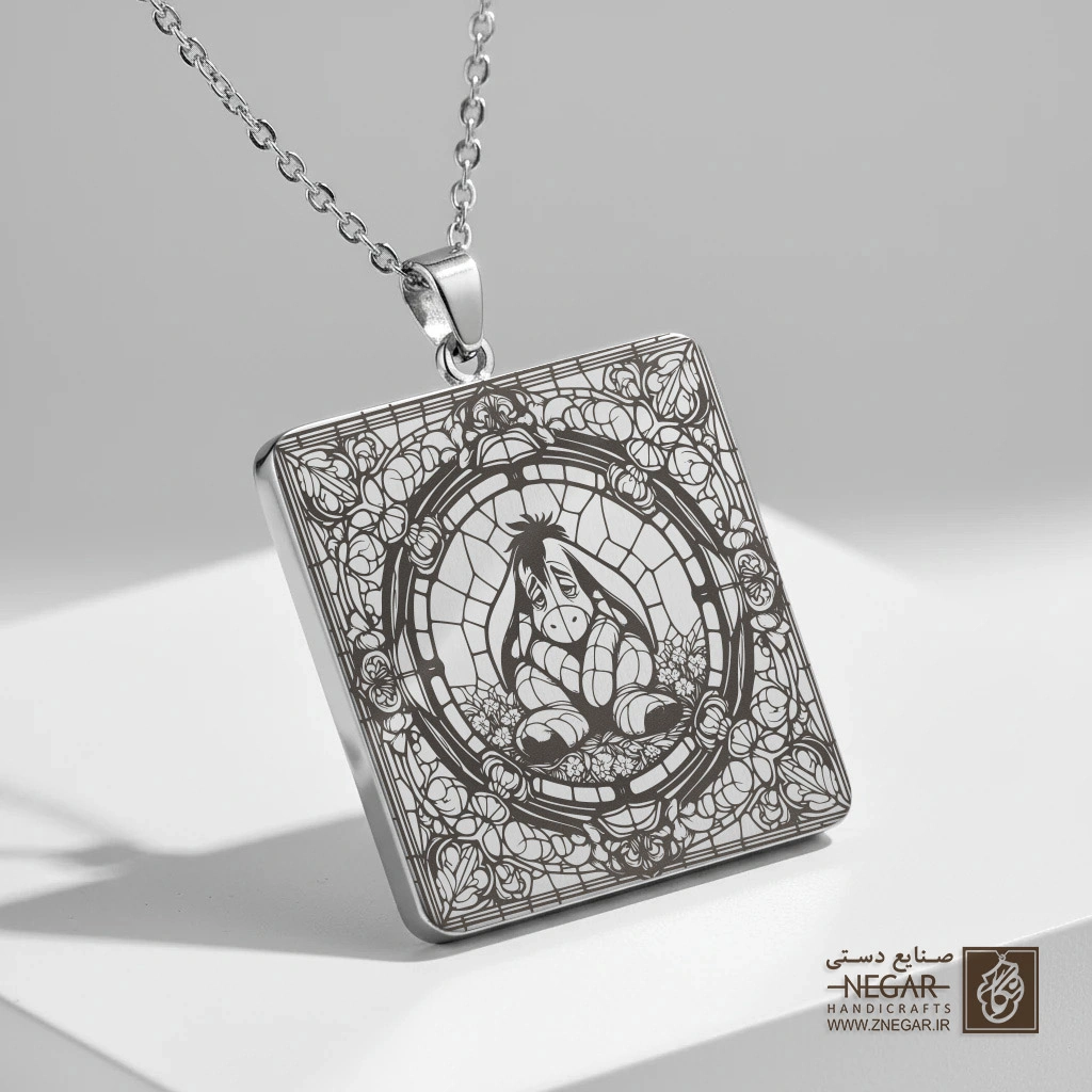 گردنبند طرح ایور و پنجره رنگی (حکاکی لیزری فایبر، مدل قاب مربع) کد 501081