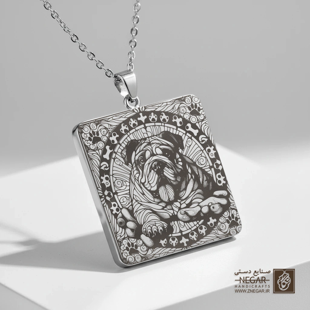 گردنبند طرح بولداگ نشسته کلاسیک (حکاکی لیزری فایبر، مدل قاب مربع) کد 501090