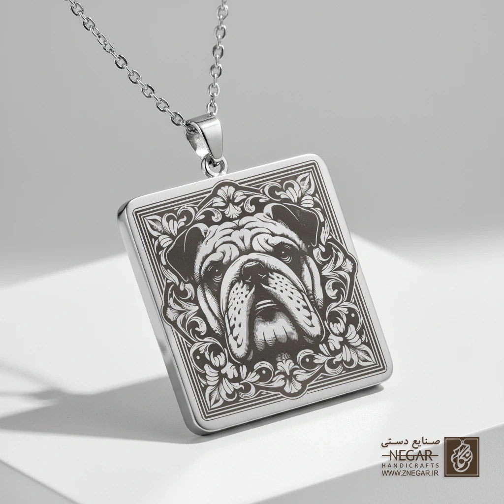 گردنبند طرح بولداگ در کادر مجلل (حکاکی لیزری فایبر، مدل قاب مربع) کد 501094