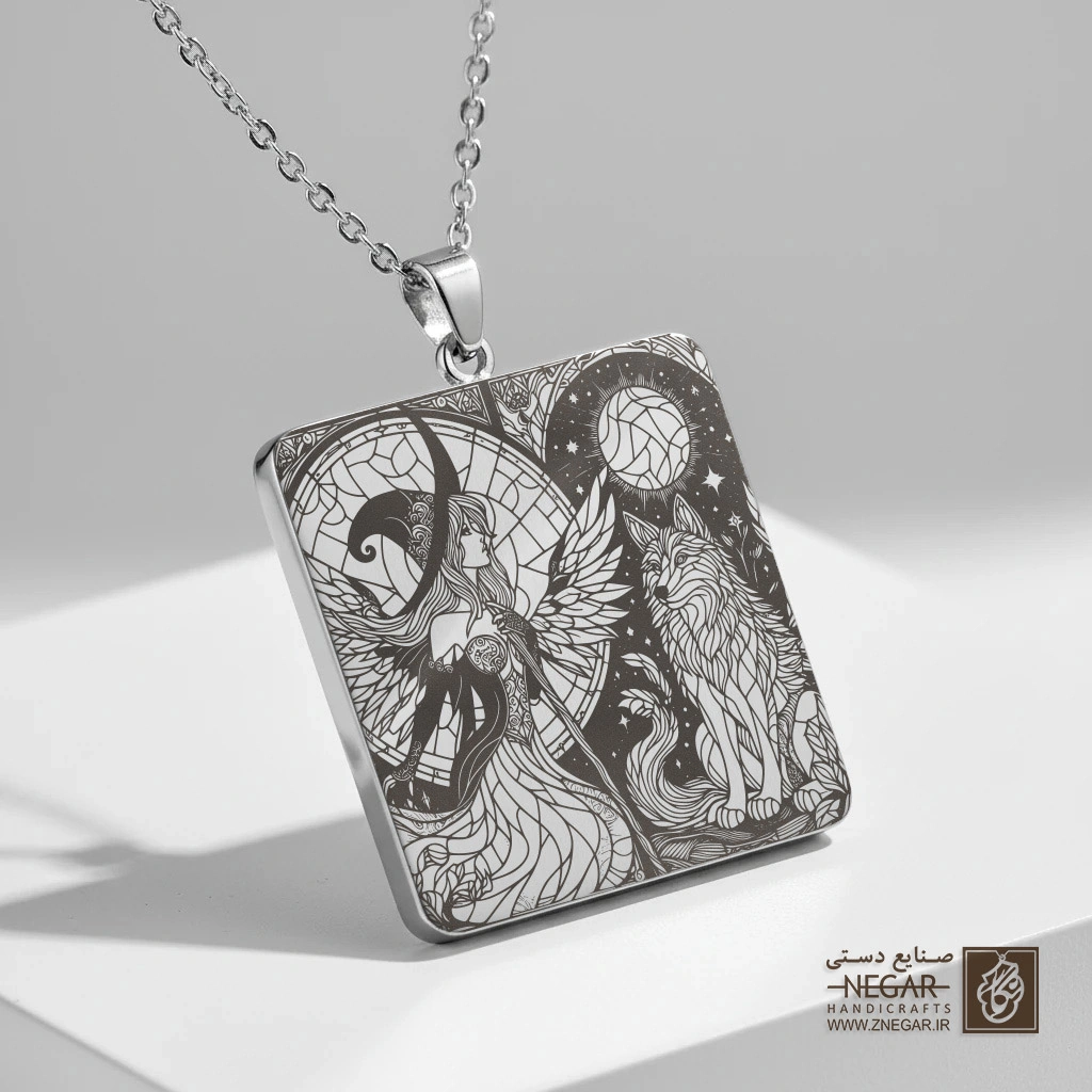 گردنبند طرح پری و گرگ در حال زوزه (حکاکی لیزری فایبر، مدل قاب مربع) کد 501144