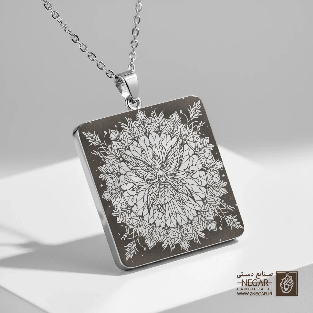 گردنبند طرح پری و ماندالای جادویی (حکاکی لیزری فایبر، مدل قاب مربع) کد 501159