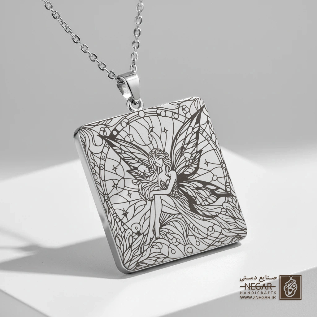 گردنبند طرح پری در کادر شمسه و ستاره (حکاکی لیزری فایبر، مدل قاب مربع) کد 501193