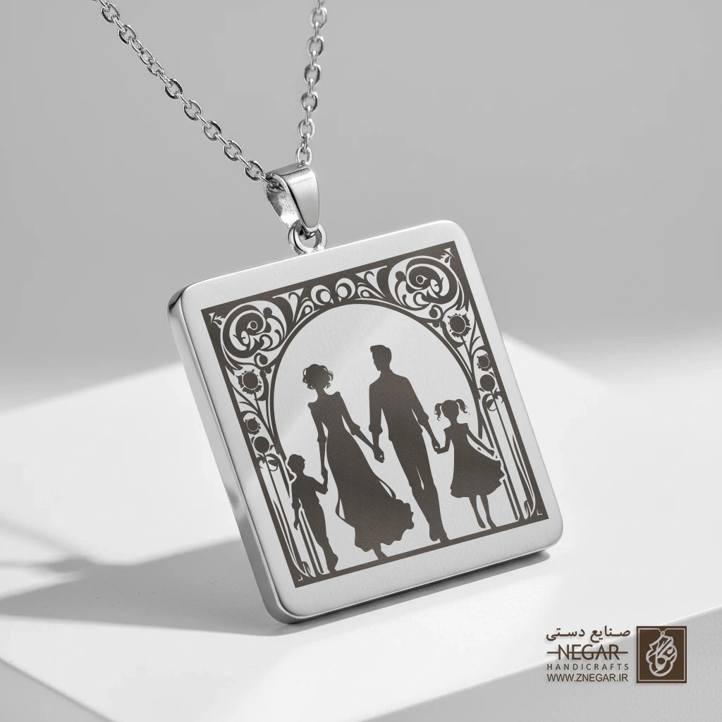 گردنبند طرح خانواده و غروب خورشید (حکاکی لیزری فایبر، مدل قاب مربع) کد 501230