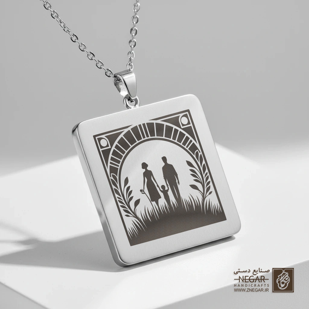 گردنبند طرح سیلوئت خانواده زیر طاق (حکاکی لیزری فایبر، مدل قاب مربع) کد 501231