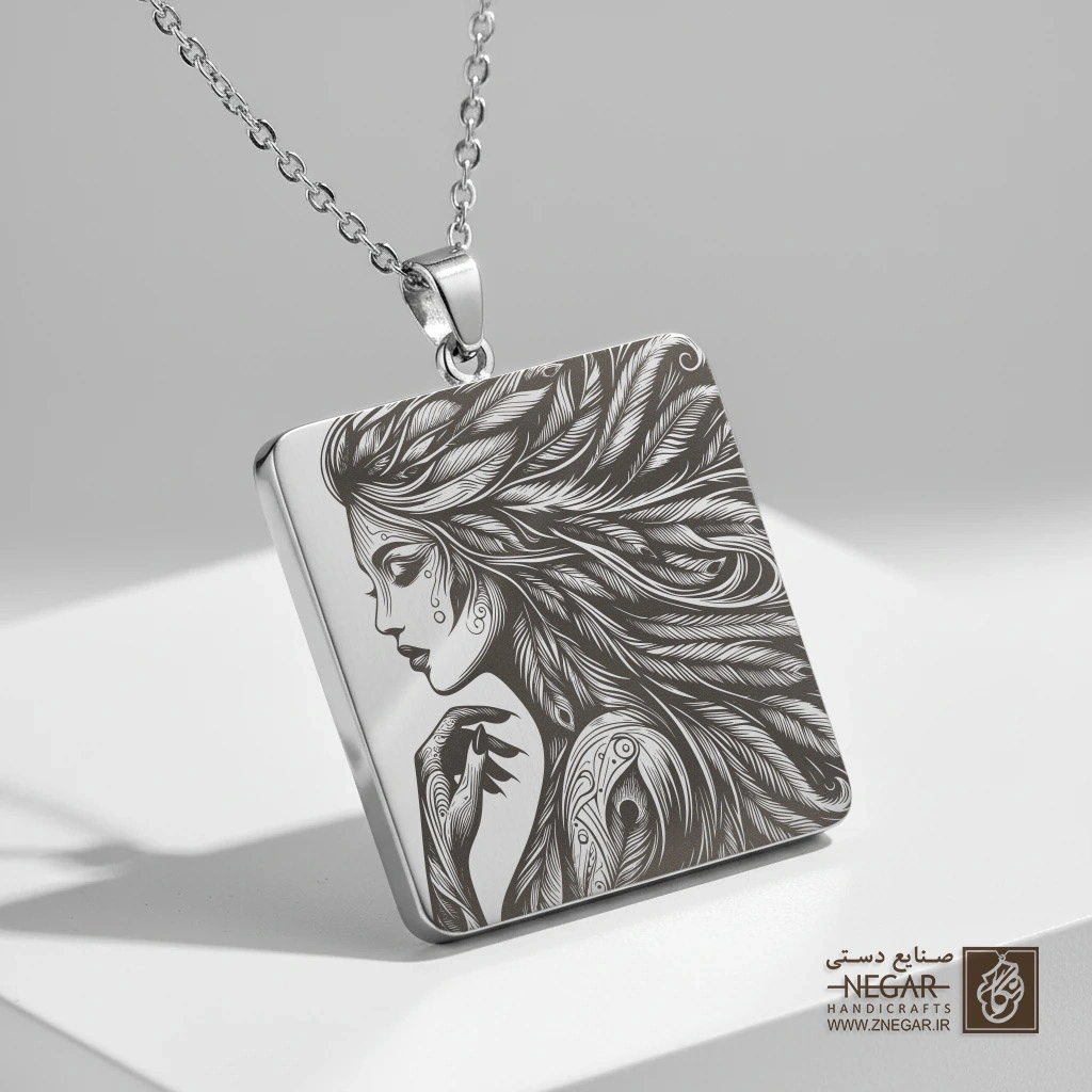 گردنبند طرح چهره زن و پر (Feather Hair Woman) (حکاکی لیزری فایبر، مدل قاب مربع) کد 501247