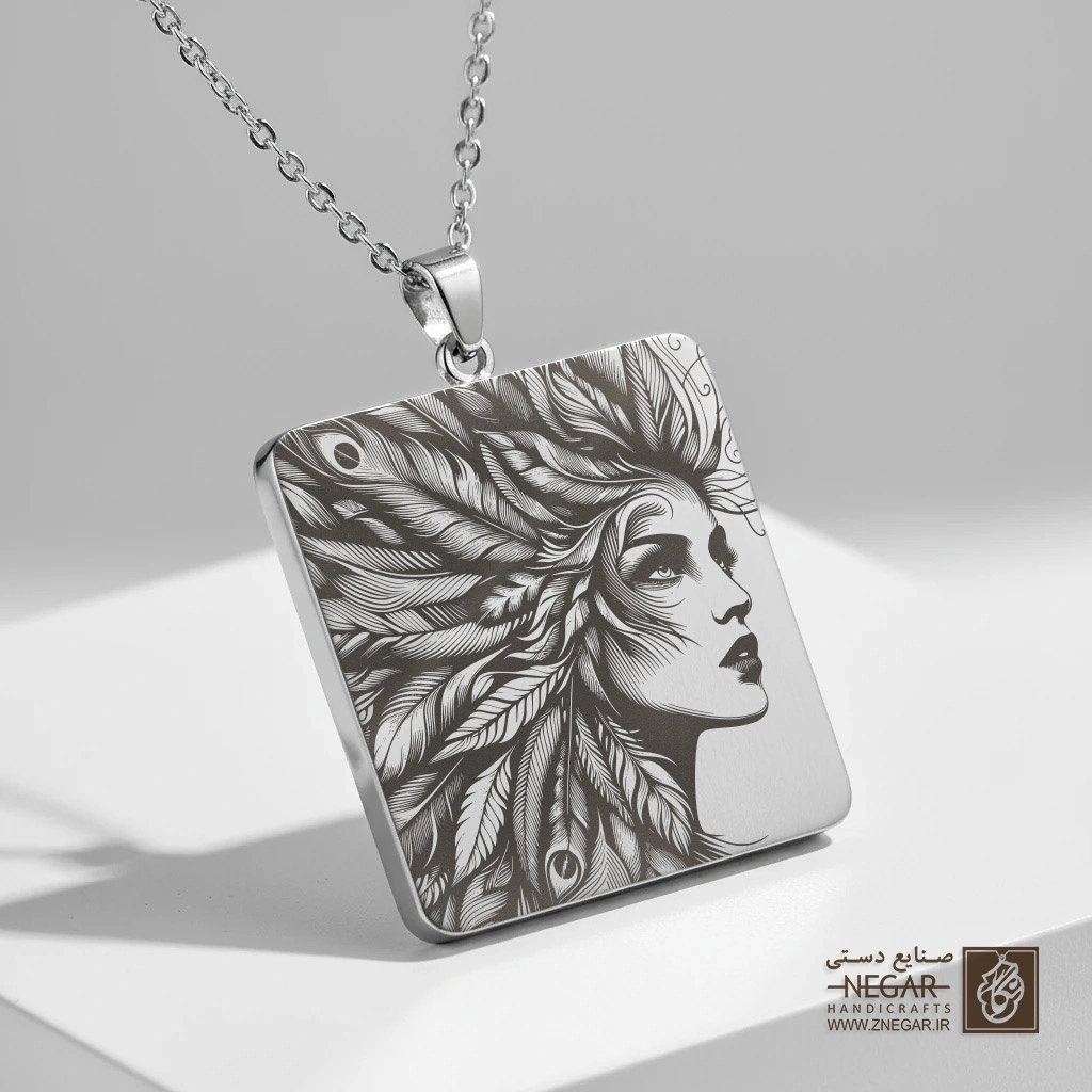 گردنبند طرح زن و موهای اسلیمی (حکاکی لیزری فایبر، مدل قاب مربع) کد 501250