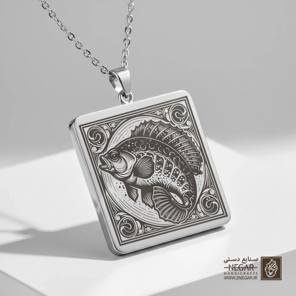 گردنبند طرح ماهی در حال شنا (حکاکی لیزری فایبر، مدل قاب مربع) کد 501265