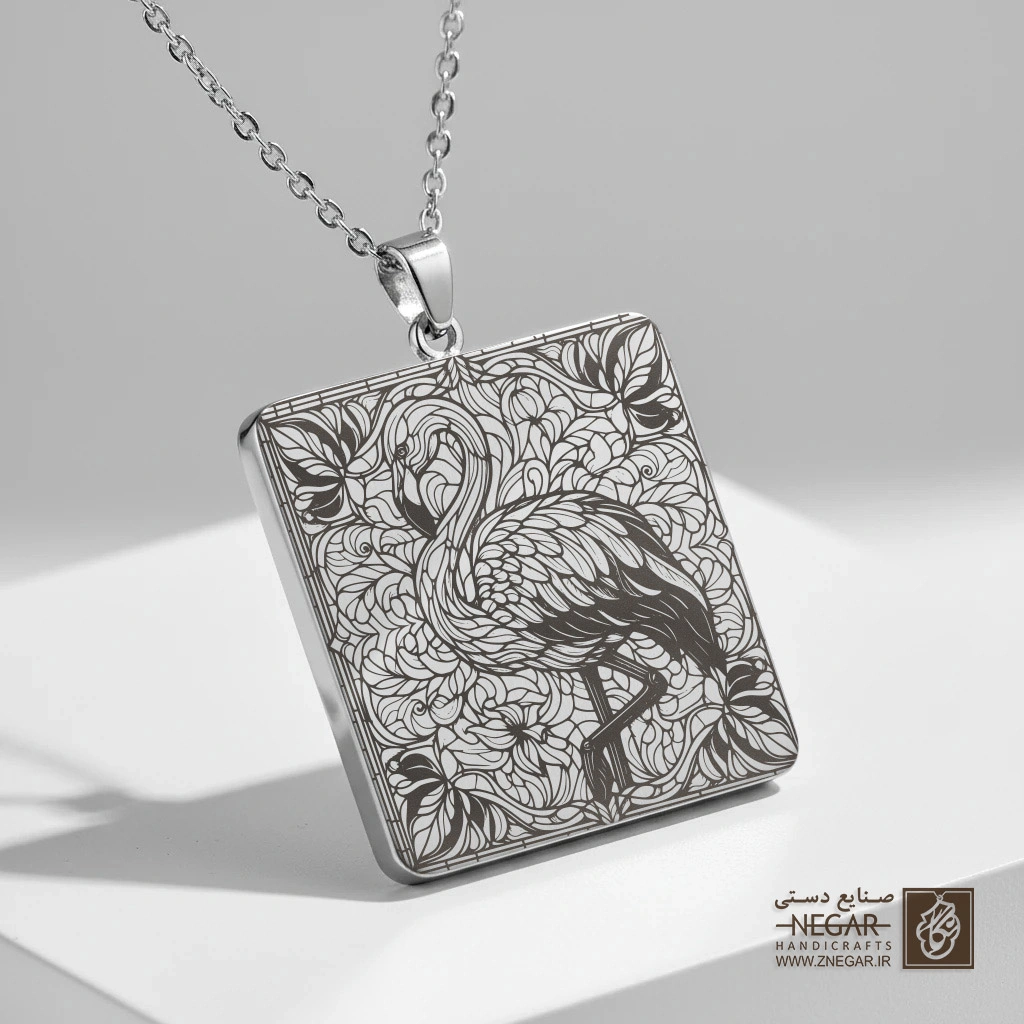 گردنبند طرح فلامینگو ایستاده (حکاکی لیزری فایبر، مدل قاب مربع) کد 501274