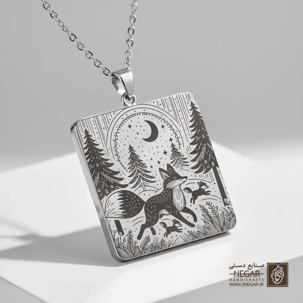 گردنبند طرح روباه و جنگل کاج (حکاکی لیزری فایبر، مدل قاب مربع) کد 501293