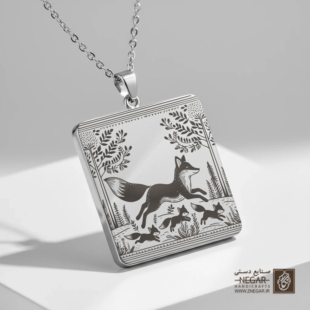 گردنبند طرح خانواده روباه (حکاکی لیزری فایبر، مدل قاب مربع) کد 501295