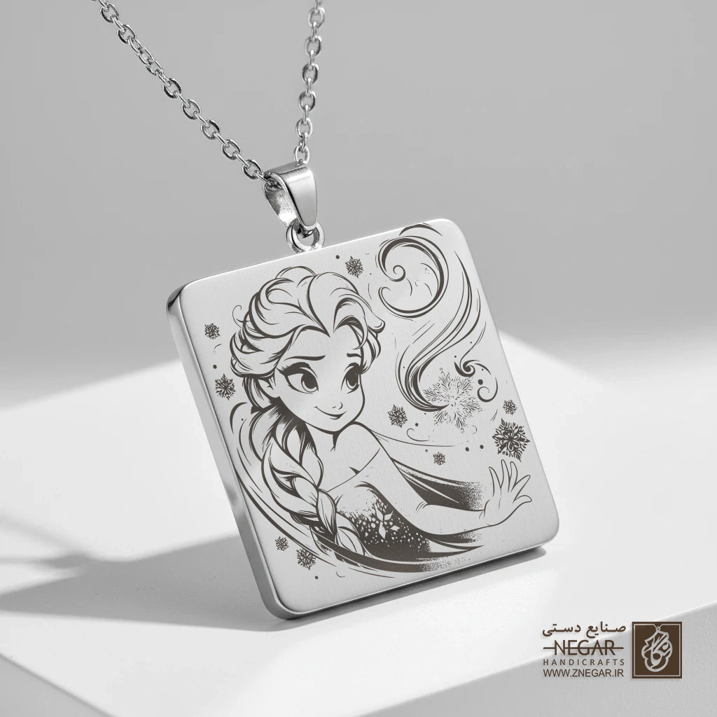 گردنبند طرح نیم‌رخ السا و باد شمال (حکاکی لیزری فایبر، مدل قاب مربع) کد 501347