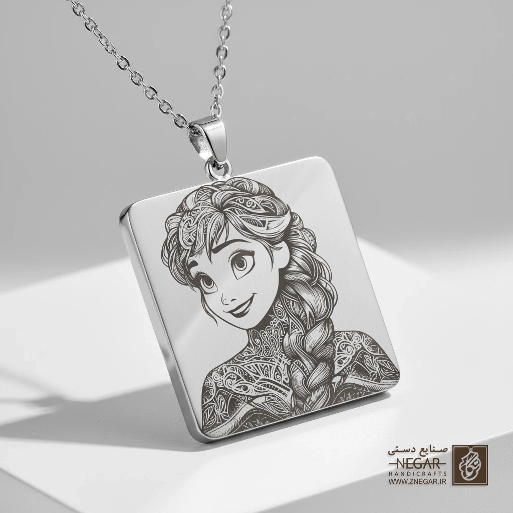 گردنبند طرح آنا با شنل زمستانی (حکاکی لیزری فایبر، مدل قاب مربع) کد 501349