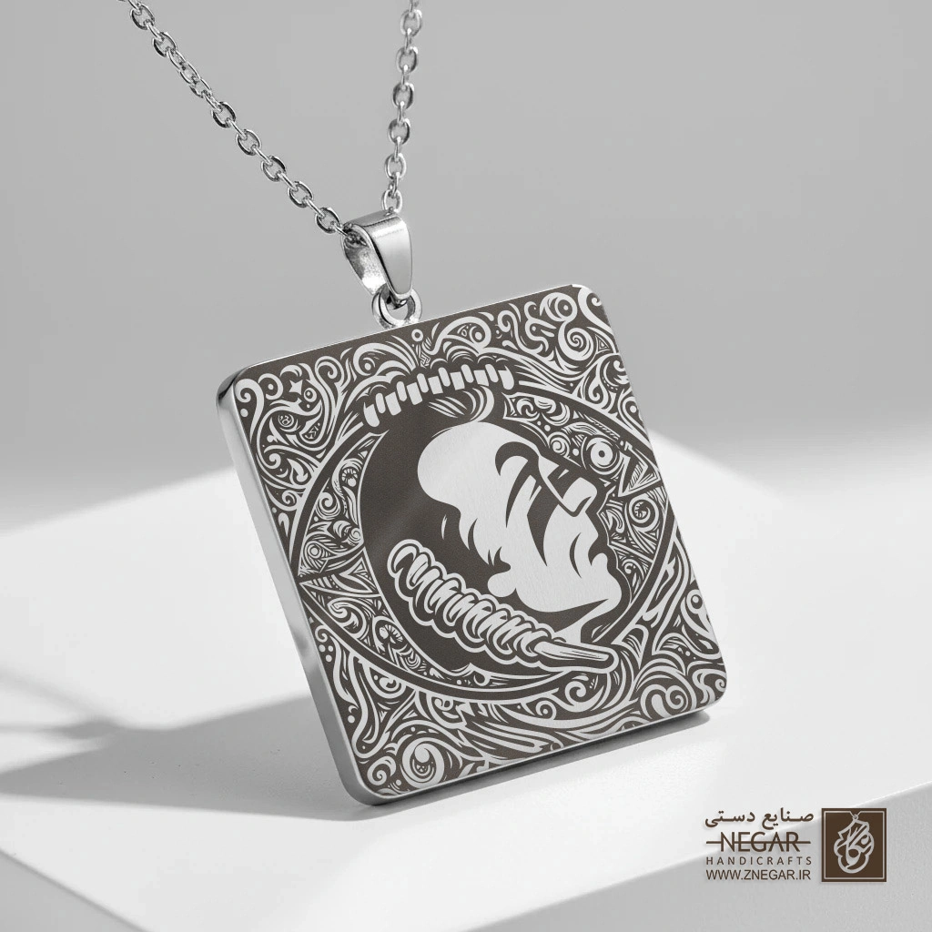 گردنبند طرح پرتره جنگجو در قاب جادویی (حکاکی لیزری فایبر، مدل قاب مربع) کد 501367