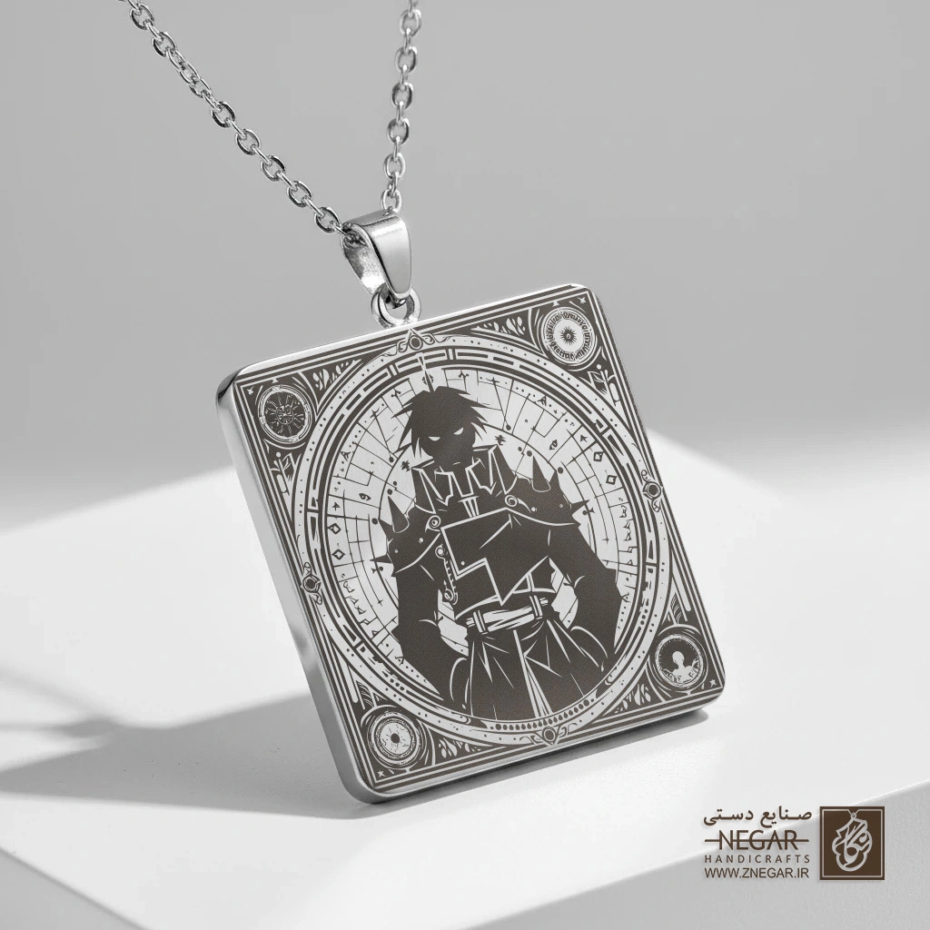 گردنبند طرح روی موستانگ (Roy Mustang) (حکاکی لیزری فایبر، مدل قاب مربع) کد 501376