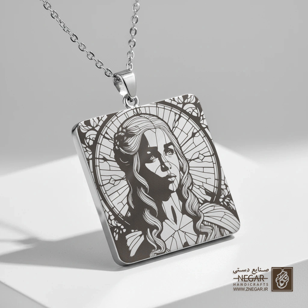 گردنبند طرح دنریس تارگرین (مادر اژدها) (حکاکی لیزری فایبر، مدل قاب مربع) کد 501379